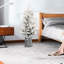 Arbre floqué de 2 pi avec 30 lumières DEL chaudes, 189 branches Pe + et 3 branches de pin pour un décor de table festif