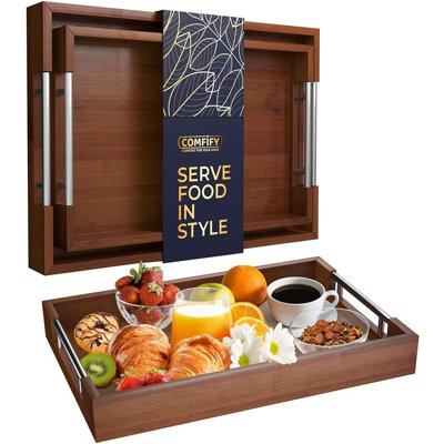 Ensemble de 2 plateaux de service décoratifs - bambou + poignées en acier inoxydable argenté - table basse ou plateau repose-pieds pour bijoux de petit-déjeuner dans un lit, fini brun teint