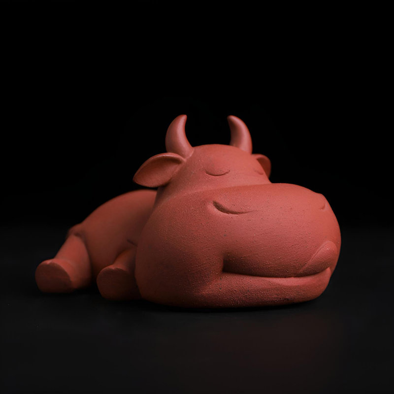 Sculpture de taureau artisanal en argile mauve - pièce décorative unique