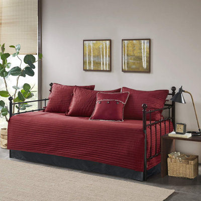 Ensemble de literie toutes saisons avec courtepointe à motif matelassé pour lit de jour avec jupe de lit, taies décoratives assorties, coussin décoratif, crête 75 po x 39 po, rouge écossais