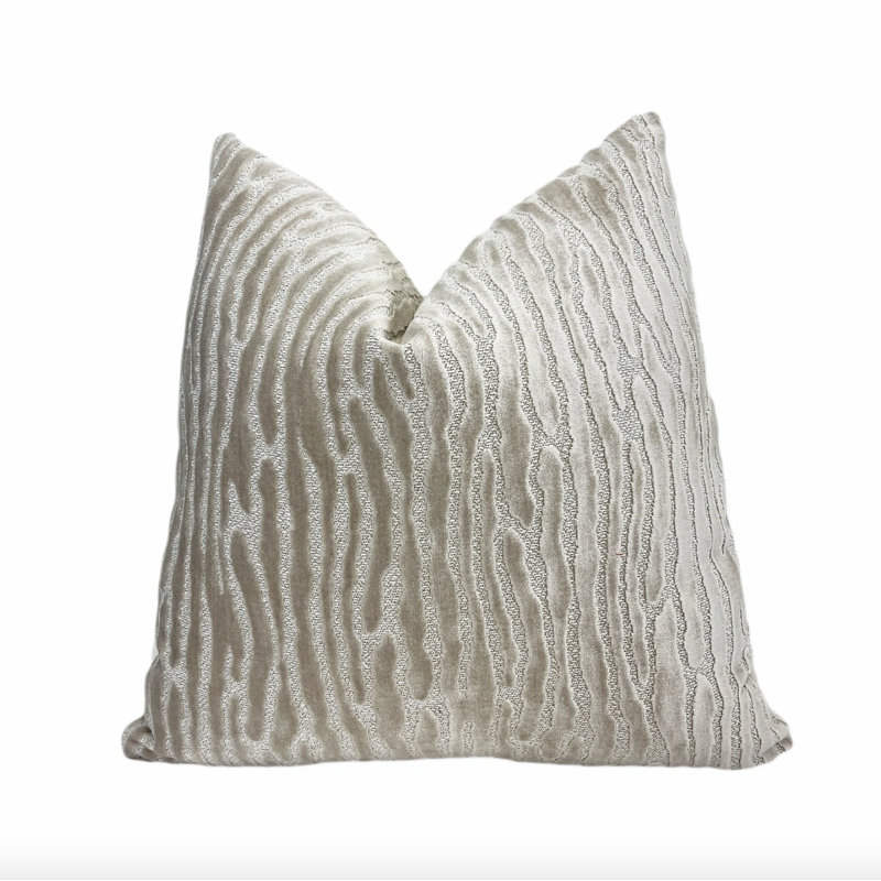 Housse de coussin décoratif rayée en velours, Blanc / rayé crème, H 20 po x l 20 po