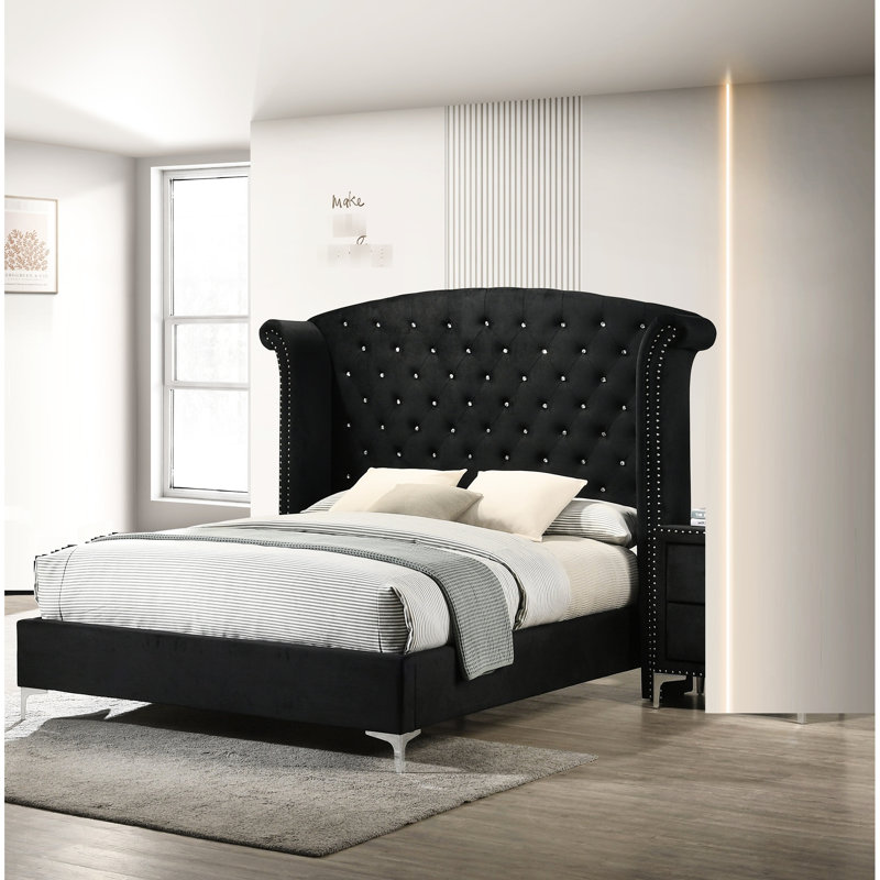 Cadre de grand lit avec tête de lit à oreilles noire, structure en bois et en métal, garniture cloutée, éléments, accessoire de chambre à coucher