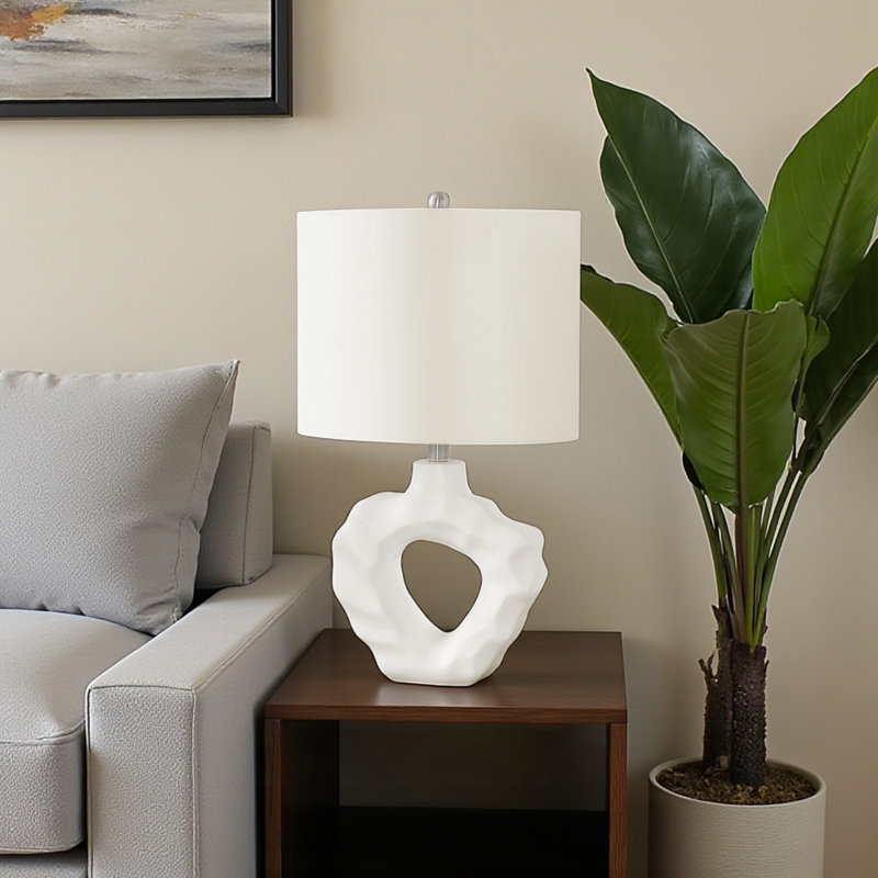 Lampe de table Desma en résine crème et ivoire / abat-jour crème, H 24,8 po x l 9,84 po x P 14,75 po
