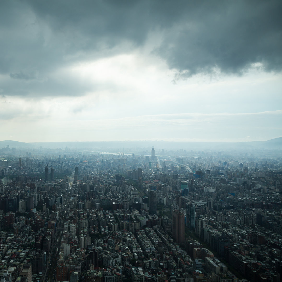 Taipei Under Heavy Clouds von Janniswerner - Leinwandfoto