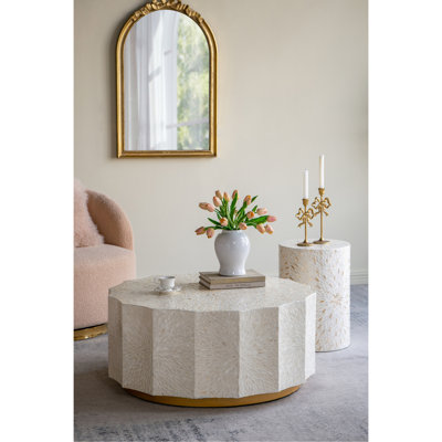 Table basse géométrique 35,5 x 35,5 x 16 po avec base en bois et motif Capiz blanc et noir