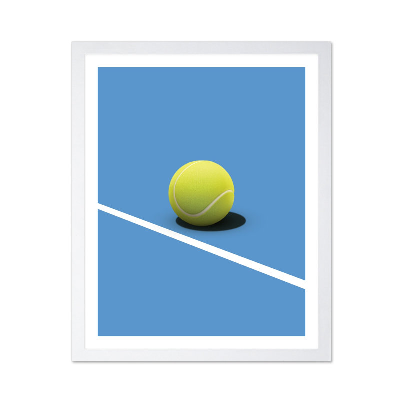 Balle de tennis sur court bleu, 24"H x 32"W, Poster, White Framed