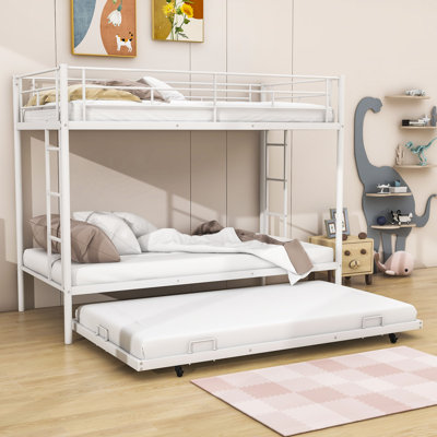 Lit superposé simple au-dessus d'un lit simple en métal avec lit gigogne