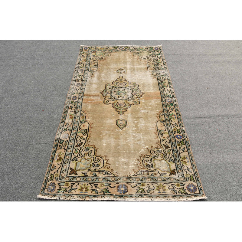 Tapis vintage rétro avec motif de médaillon floral beige et vert pour une décoration intérieure élégante