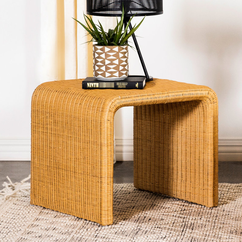 Table d'appoint carrée en métal tressé naturel, au design moderne, avec espace de rangement ouvert en dessous et structure métallique. Idéale pour tout espace de vie, elle se distingue par son style, sa finition soignée et ses bords en cascade sans jointures apparentes.