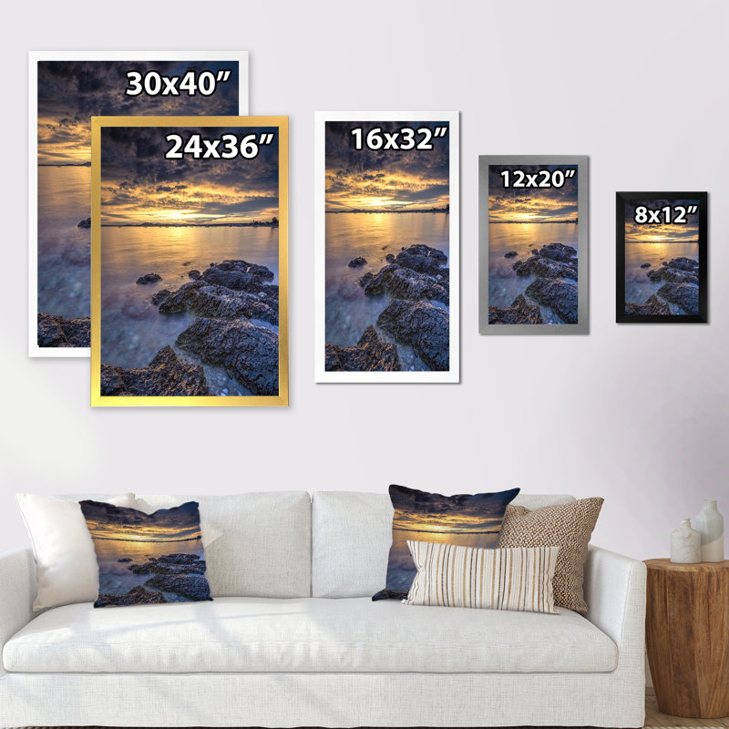 Coucher de soleil sur la mer III - photographie sur toile, H 20 po x l 12 po, Cadre photo noir