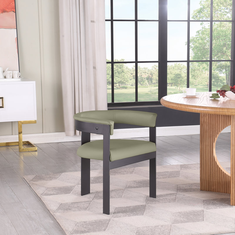 Chaise avec accoudoirs à dossier rembourré Romeo, Cuir végétalien vert olive, Thermolaquage noir mat