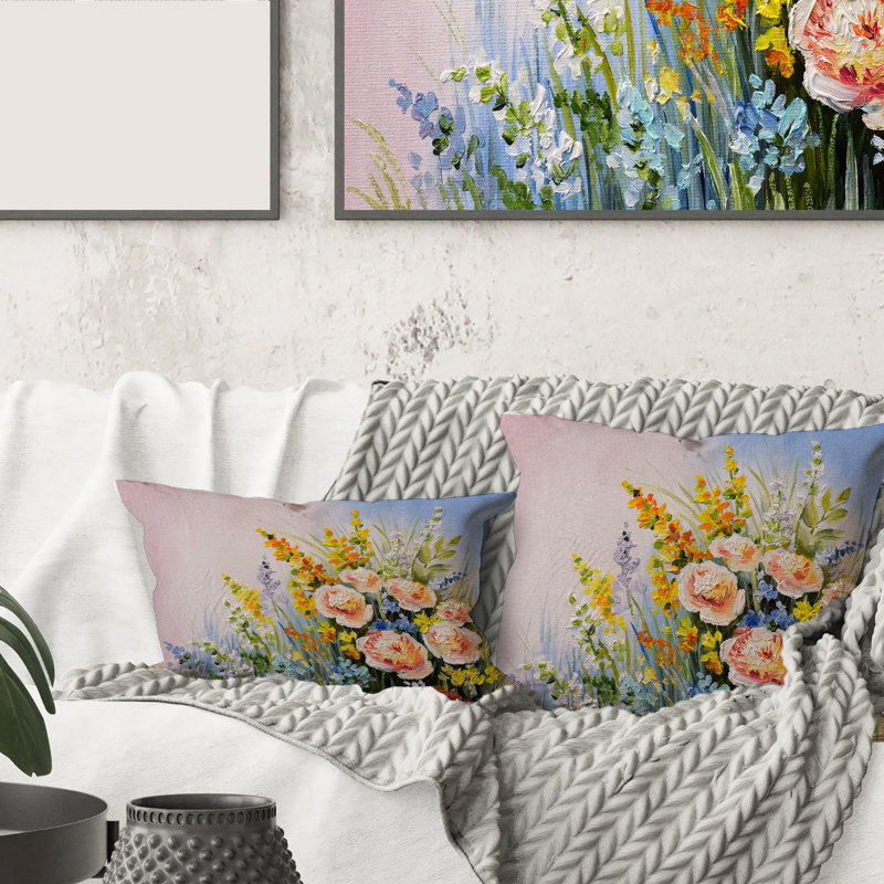 Fleurs d'été roses et jaunes - coussin traditionnel imprimé, 16" x 16"