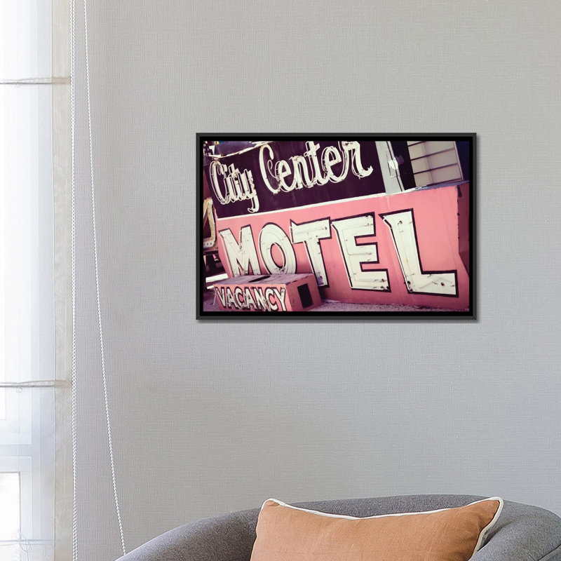 « city center motel », reproduction de photo sur toile tendue, H 18 po x l 26 po x P 1,5 po, Toile avec cadre noir