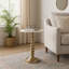 Table d'appoint Altrincham ronde en métal marbré blanc avec base sculptée Boho Glam Table d'appoint pour le salon, la chambre à coucher ou le bureau. Or 22 po.