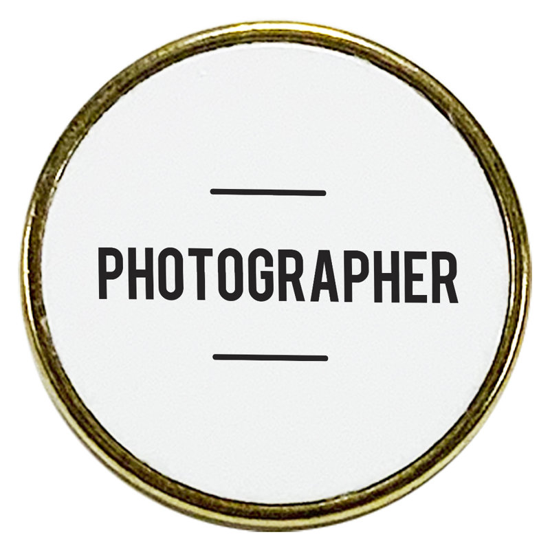 Épinglette pour photographe en émail