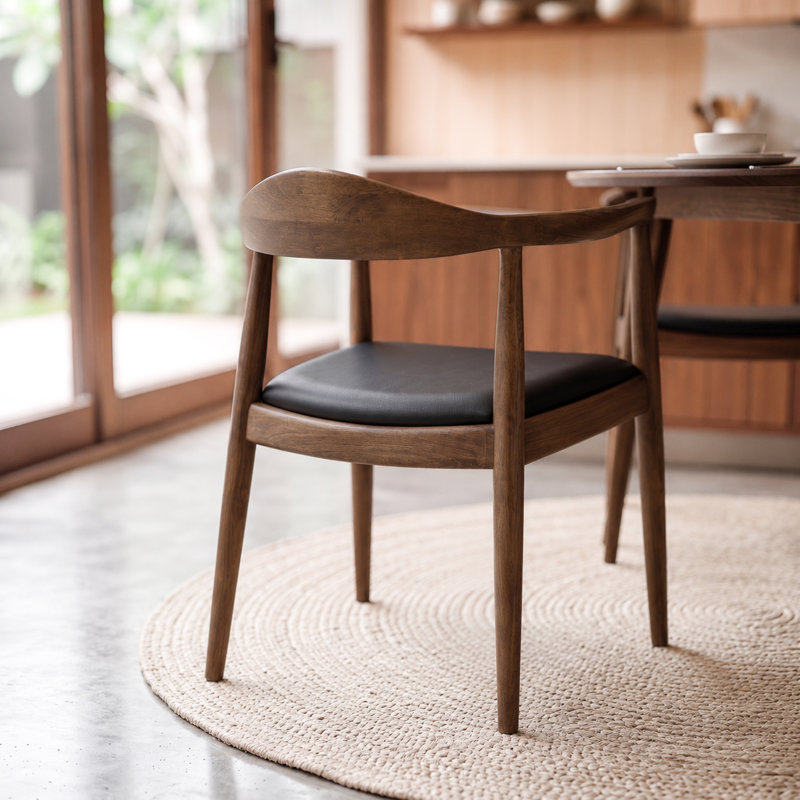 Chaise avec accoudoirs en bois massif Kuo, Noir