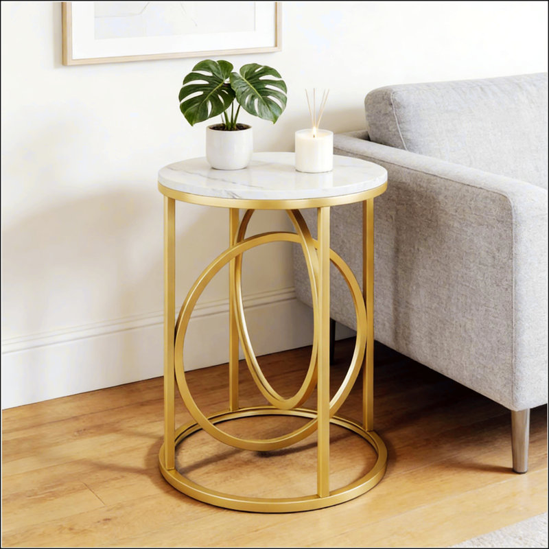 Table basse ronde avec plateau en marbre et cadre en O doré, élégante et polyvalente pour tout espace de vie