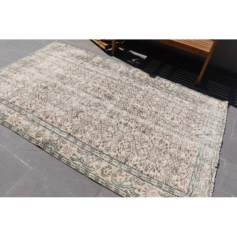 Tapis turc vintage en laine tissé à la main dans un style bohémien avec des tons neutres pour un décor de plancher antique