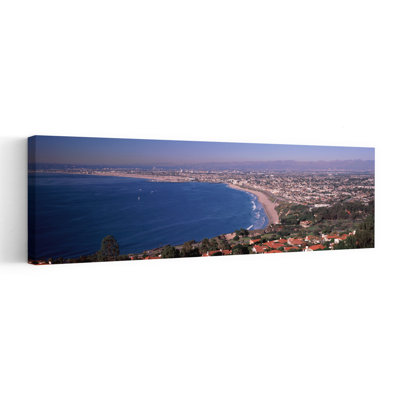 Vue aérienne d'une ville sur la côte, plage de Santa Monica, Beverly Hills, comté de Los Angeles, Californie, États-Unis