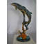 Statue bronze sur fond de deux dauphins en bronze sur marbre - Dimensions: L 19 po x l 15 po x H 36 po.