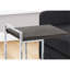 Table de bout décorative avec plateau en stratifié gris et fabrication en métal pour le salon