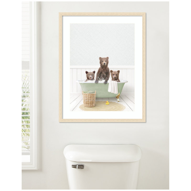 «Three Bear Cubs in Cottage Green Bath» par Amy Peterson, reproduction d'art encadrée