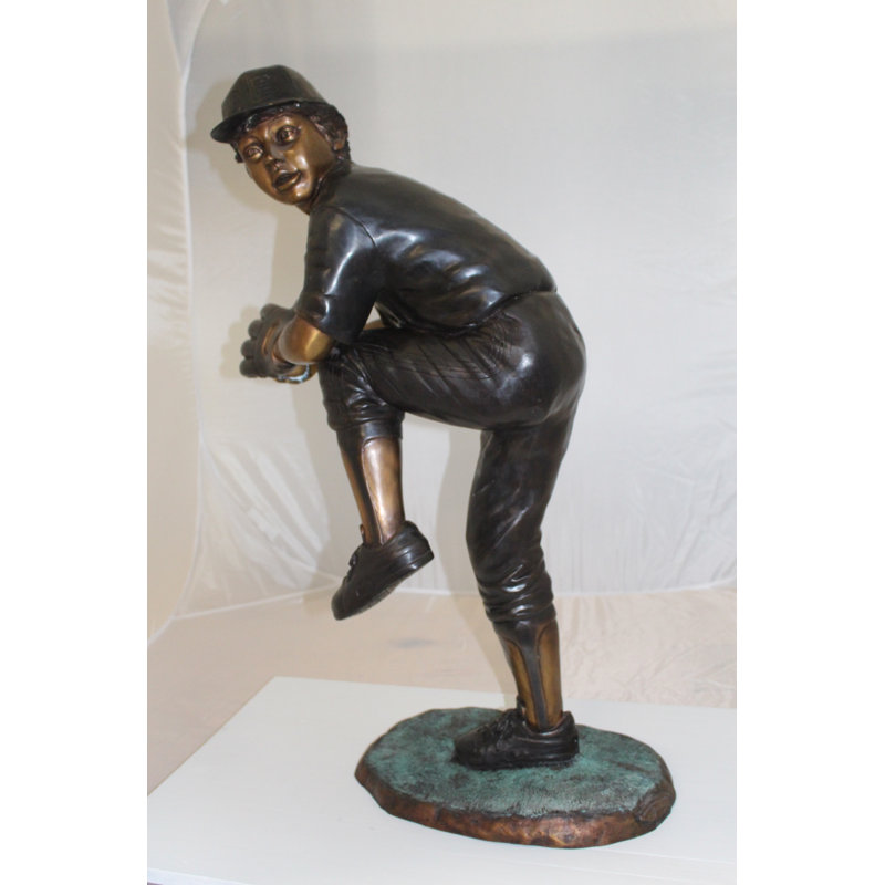 Statue en bronze Amabilia Boy joue au baseball - Taille: L 22 po x l 12 po x H 36 po.