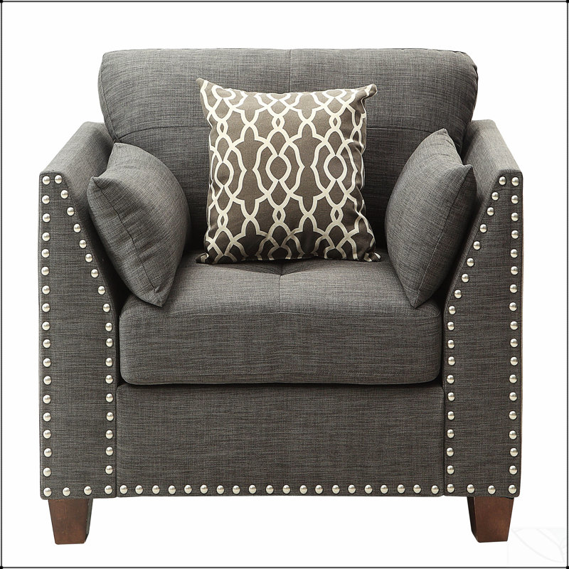 Fauteuil en lin gris clair avec garniture cloutée, parfait pour lire, se détendre et recevoir des invités dans n'importe quel décor.