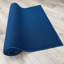 Tapis bleu marine antidérapant sur mesure-920022982