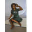 Statue de fille avec un moineau en bronze - Taille: L 24 po x l 30 po x H 25 po.
