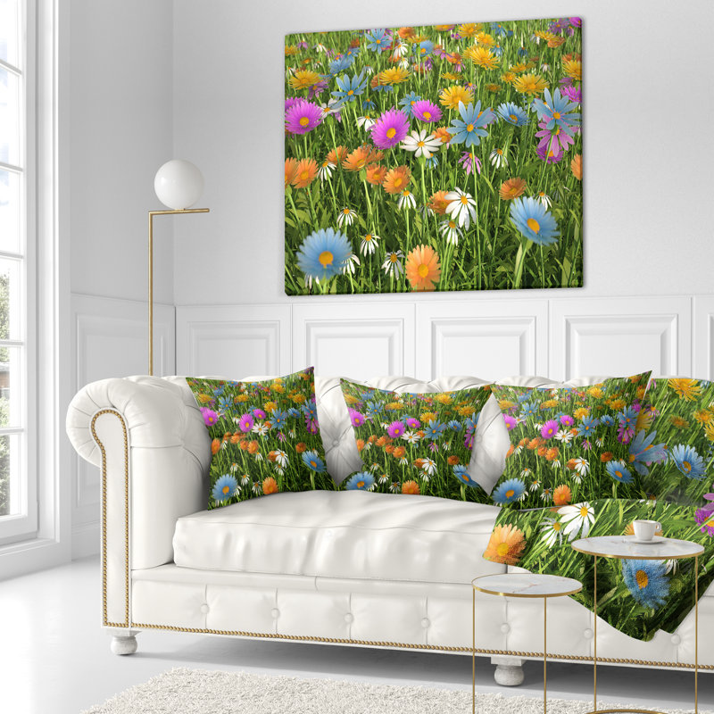 Fleurs différentes dans un champ - coussin à imprimé floral, 16 po x 1 po, Coussin décoratif