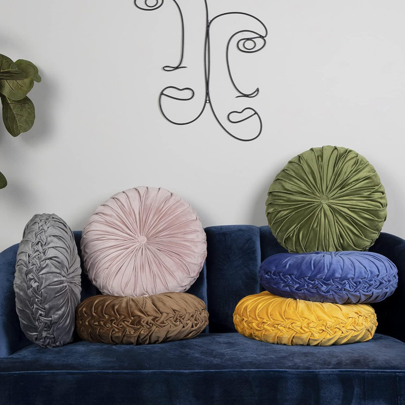 Coussin rond en velours touffeté brun