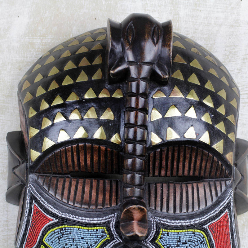 Masque en bois de perles akyiglinyi africain