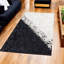 Tapis noir et gris en patchwork de peau de vache, tapis moderne-400944321