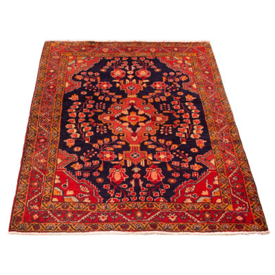 Magnifique œuvre tissée en Turquie avec une réinterprétations des motifs persans du village. L'aspect rétro et vieilli de ce tapis en laine noué à la main se démarque naturellement.