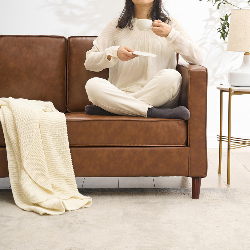 Canapé trois places en cuir – Canapé profond de style moderne du milieu du siècle (218 cm) avec dossier confortable, en cuir brun, imperméable et surdimensionné, idéal pour le salon ou le bureau.