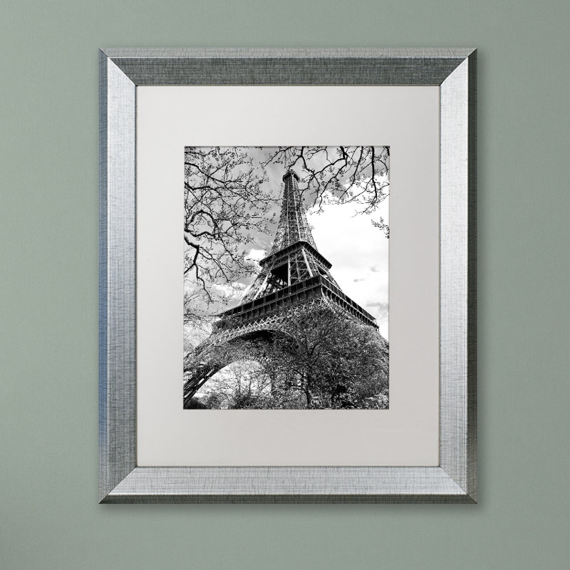 « eiffel tour 2 » par philippe hugonnard,, reproduction de photo encadrée, H 20 po x l 16 po x P 0,5 po, Blanc