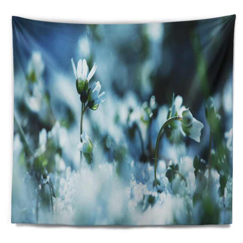 Tapisserie de petites fleurs blanches dans un pré, H 68 po x l 80 po