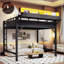 Structure de lit mezzanine pleine grandeur en métal avec tablettes de rangement, panneau perforé, ports USB et lumières DEL, conception sécuritaire et robuste, noir