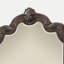 Le magnifique miroir orné d'acajou, une pièce maîtresse captivante pour n'importe quelle pièce, ajoute une élégance intemporelle et sophistiquée.