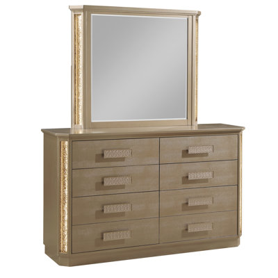 Commode en bois au fini doré