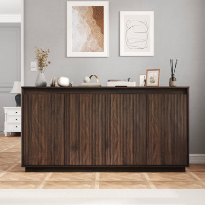 Buffet à 4 portes en bois avec prise de courant, armoire d'appoint à texture verticale ondulée avec conception sans poignée (bord de la porte comme poignée), armoire de rangement de cuisine autoportante