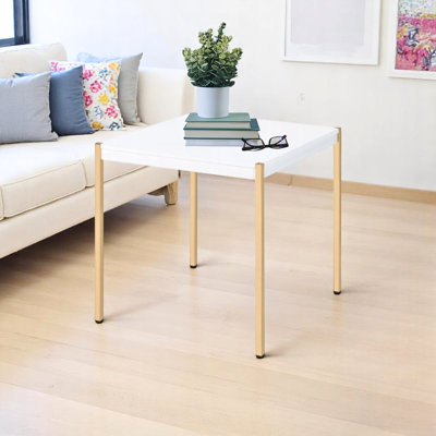 Élégante table d'appoint Gully - Surface en bois blanc et pieds tubulaires en métal doré, esthétique minimale pour une pièce moderne