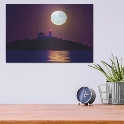 «The Nubble & The Full Moon» par Rick Berk, art mural en métal, 24 po x 16 po