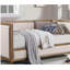 Lit de jour rembourré en tissu beige avec lit en chêne clair