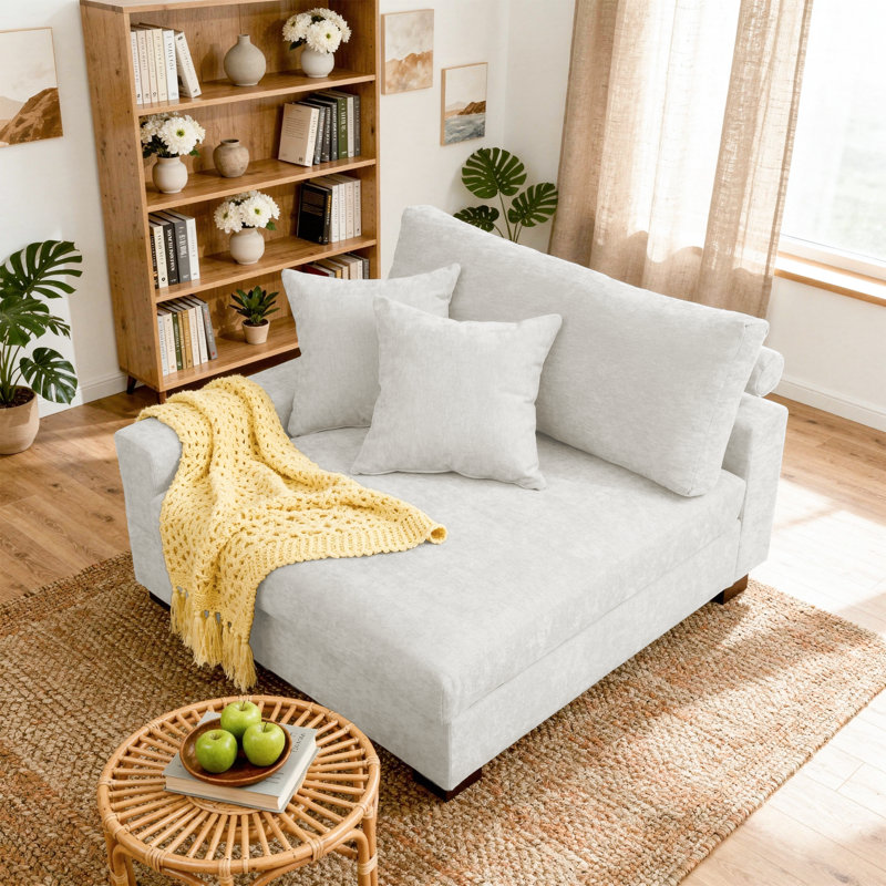Fauteuil rembourré avec dossier coussiné et pieds en bois massif, Chenille, Blanc cassé