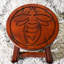Tabouret cerisier en bois avec reine des abeilles