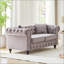 Luxueux canapé Chesterfield en velours avec capitonnage à boutons et garniture cloutée, parfait pour les salons modernes et élégants.