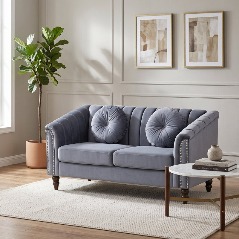 Canapé deux places bleu clair capitonné, accoudoirs arrondis et garniture cloutée, Loveseat