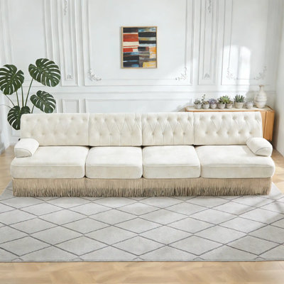 Canapé modulaire en velours beige de 135 po Chesterfield, conception capitonnée et jupe à pampilles